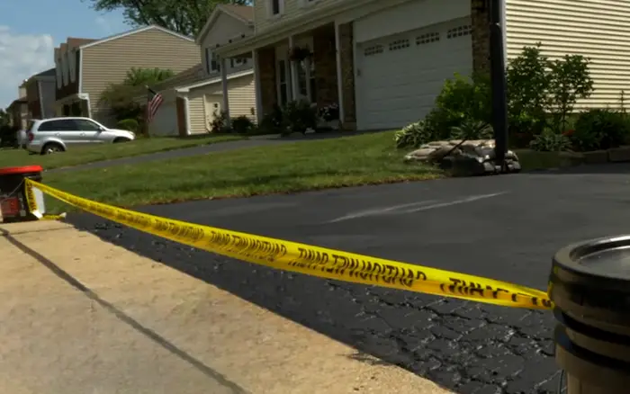 Application de ruban de masquage attaché a des bidons en plastique pour protéger contre les éclaboussures de scellant